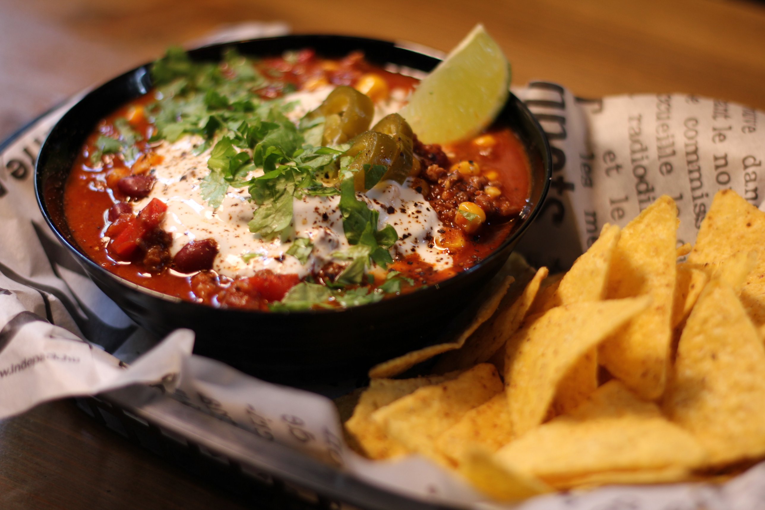 Chilli con carne bowl with nachos